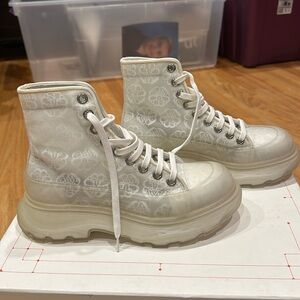 NEW IN BOX ALEXANDER McQUEEN HI TOP WHITE LACE SNEAKERS - SIZE 37